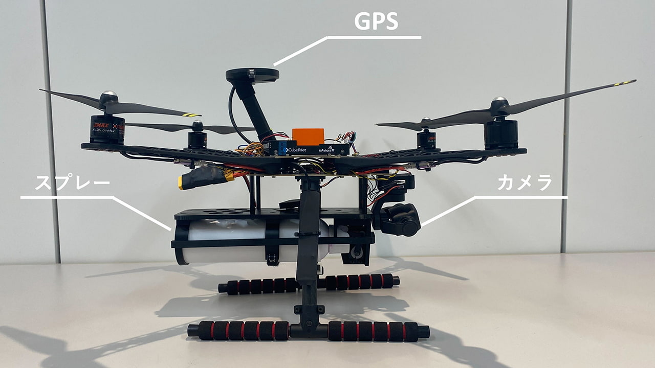 クマよけスプレー搭載ドローン。飛行時間は約10分、サイズは390×390×390(ミリ)