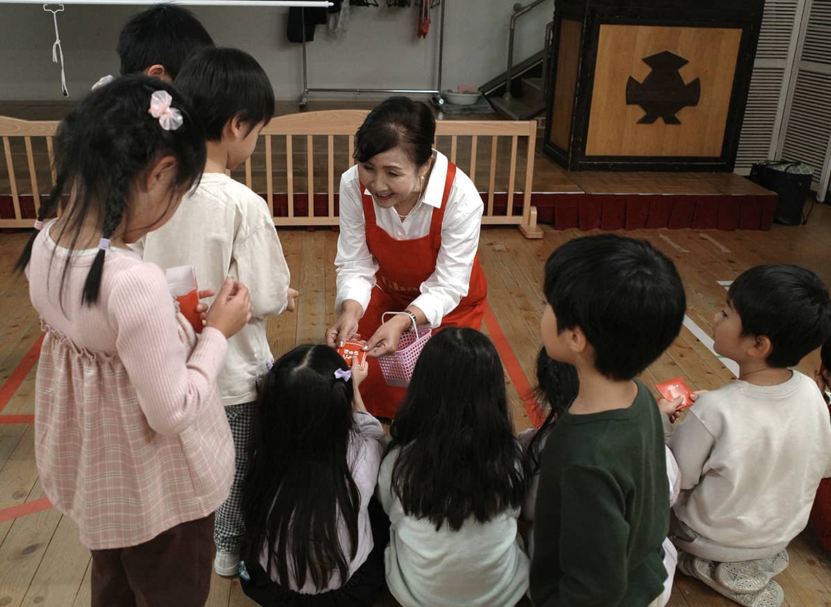 すべてのお手伝いが終わった後、園児たちはガーナチョコレートが入った「ありがとうのきゅうりょう袋」を笑顔で受け取った。「ありがとうのきゅうりょう袋」は特設サイトにて公開中で、各家庭で印刷して作成することが可能だ。