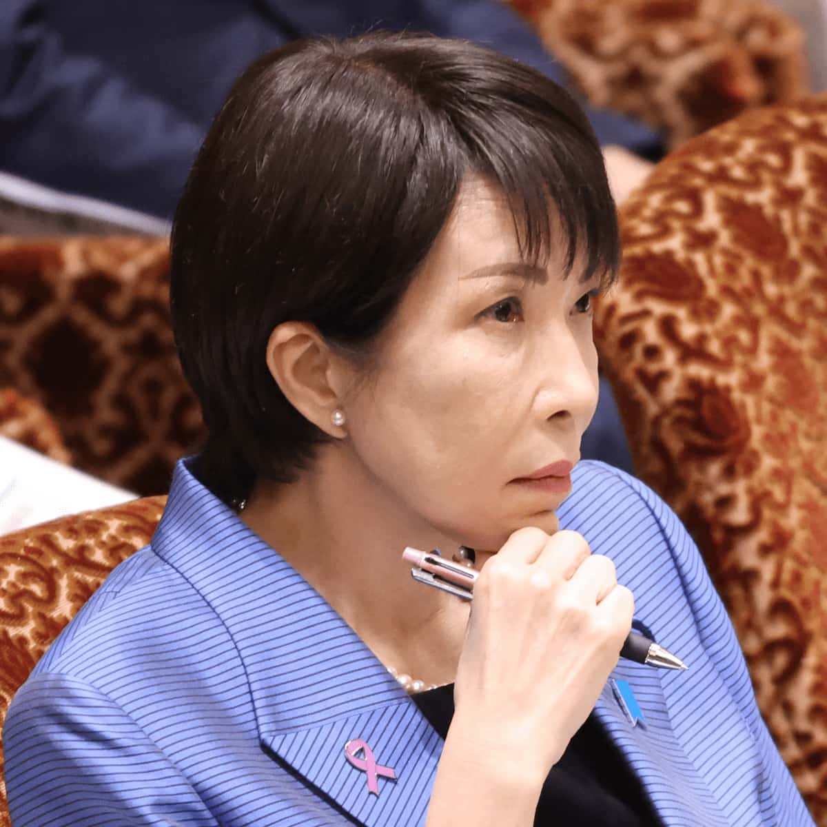 写真 人物 話題のボールペンを持つ高市早苗首相