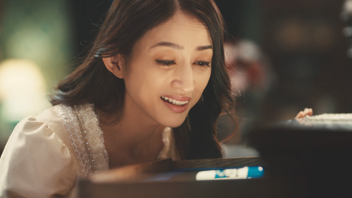 CMカットの一部。小沢さんの代表作『牡丹と薔薇』の香世を思わせるような世界観も見どころ。