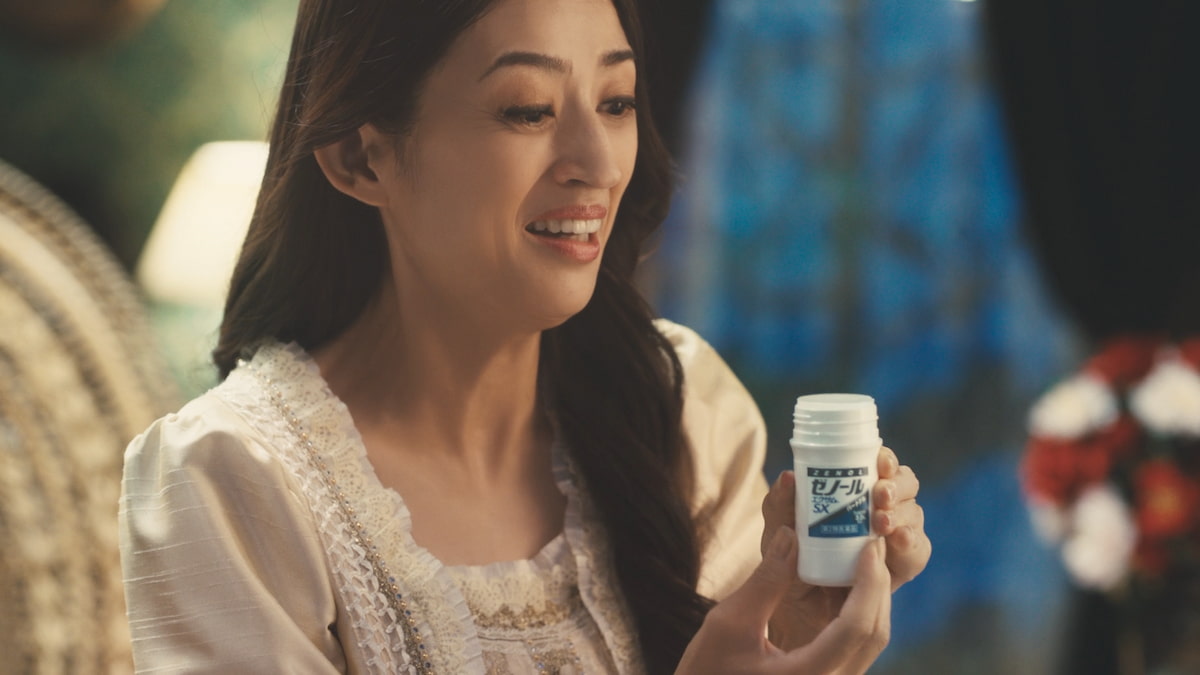 CMカットの一部。小沢さんの代表作『牡丹と薔薇』の香世を思わせるような世界観も見どころ。