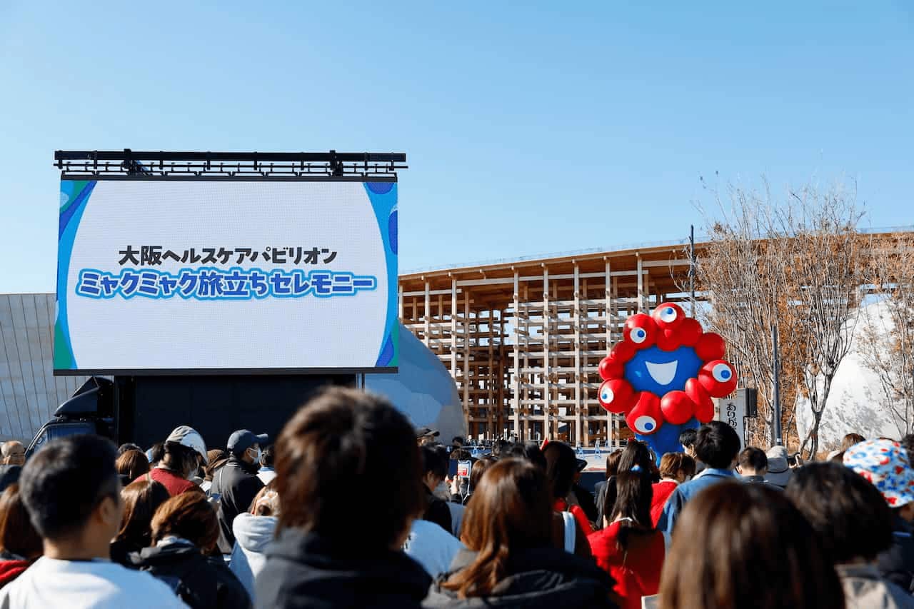 写真 来場客の中には、ミャクミャクのグッズを身に着けている人も多数