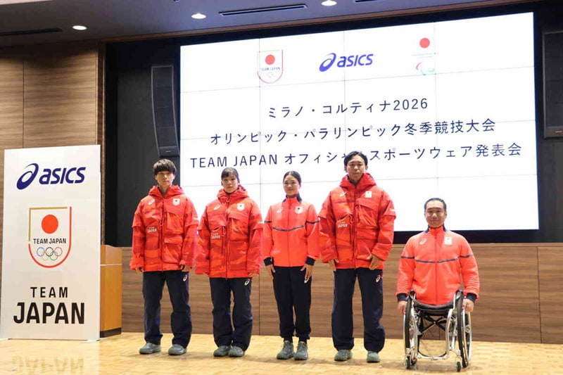 10月29日の発表会。新ウェアを着て発表会に臨むTEAM JAPANメンバー。左から順に森重航選手(スピードスケート)、浮田留衣選手(アイスホッケー)、細山田茜選手(アイスホッケー)、森宏明選手(パラクロスカントリースキー)、鈴木猛史選手(パラアルペンスキー)。