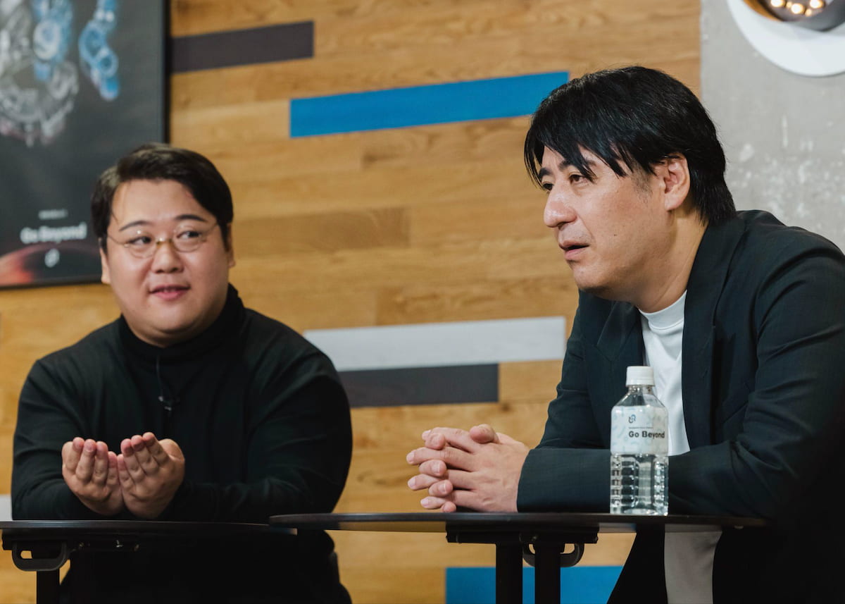 HP制作の打ち合わせをするUXデザイナーに扮したニシダ氏(左)と佐久間氏。Ⓒテレビ東京コミュニケーションズ