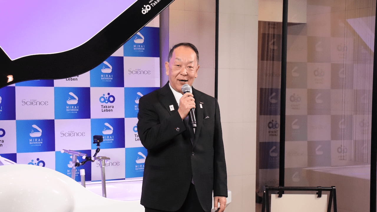 写真 人物 お披露目イベントで登壇した青山会長