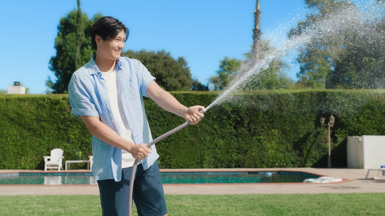 水滴や水しぶきの演出が印象的な「雪肌精のタフ膜UV」篇