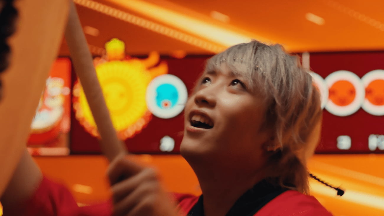 写真 人気ドラマー・マイキさんが巨大な和太鼓で「太鼓の達人」をプレイ