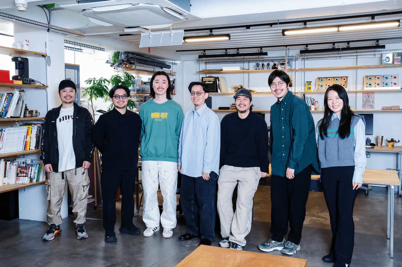 写真 人物 (左から)ゲームエンジニアの星野泰宏さん(フリーランス)。以下、mudのメンバー。テクニカルディレクター 芦川能純さん、デザイナー 梁取瑶さん、代表取締役/プロデューサー 松本晃次郎さん、エンジニア/アーティスト 長谷川希木さん、エンジニア 伊﨑一帆さん、プロジェクトマネージャー 宮﨑紗弥さん。