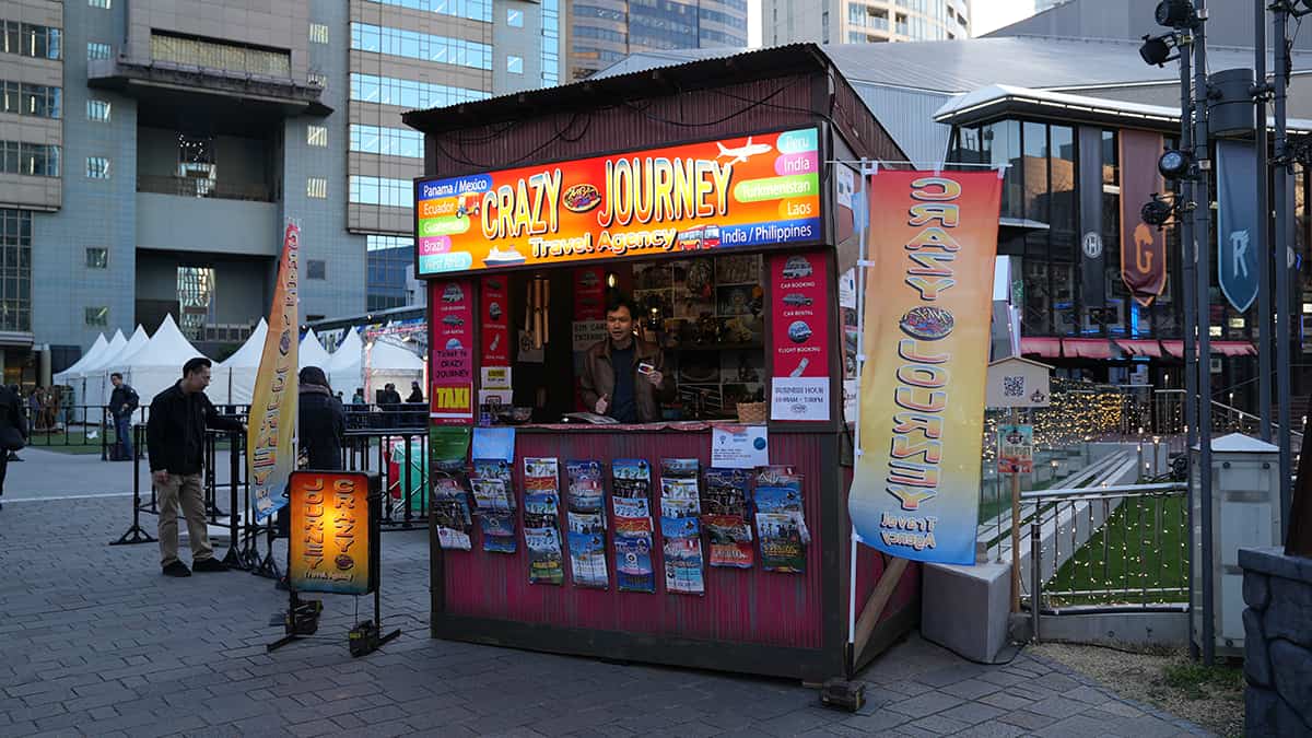 紀行バラエティ番組『クレイジージャーニー』をテーマにした架空の旅⾏代理店「クレイジージャーニー旅⾏代理店」を出店