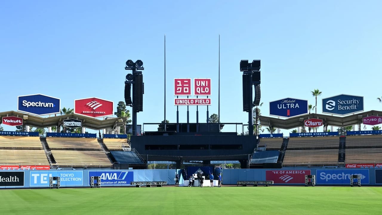 球場内の一部の命名権を取得し、グラウンドに「UNIQLO Field at Dodger Stadium(ユニクロフィールド・アット・ドジャースタジアム)」という名称が掲出