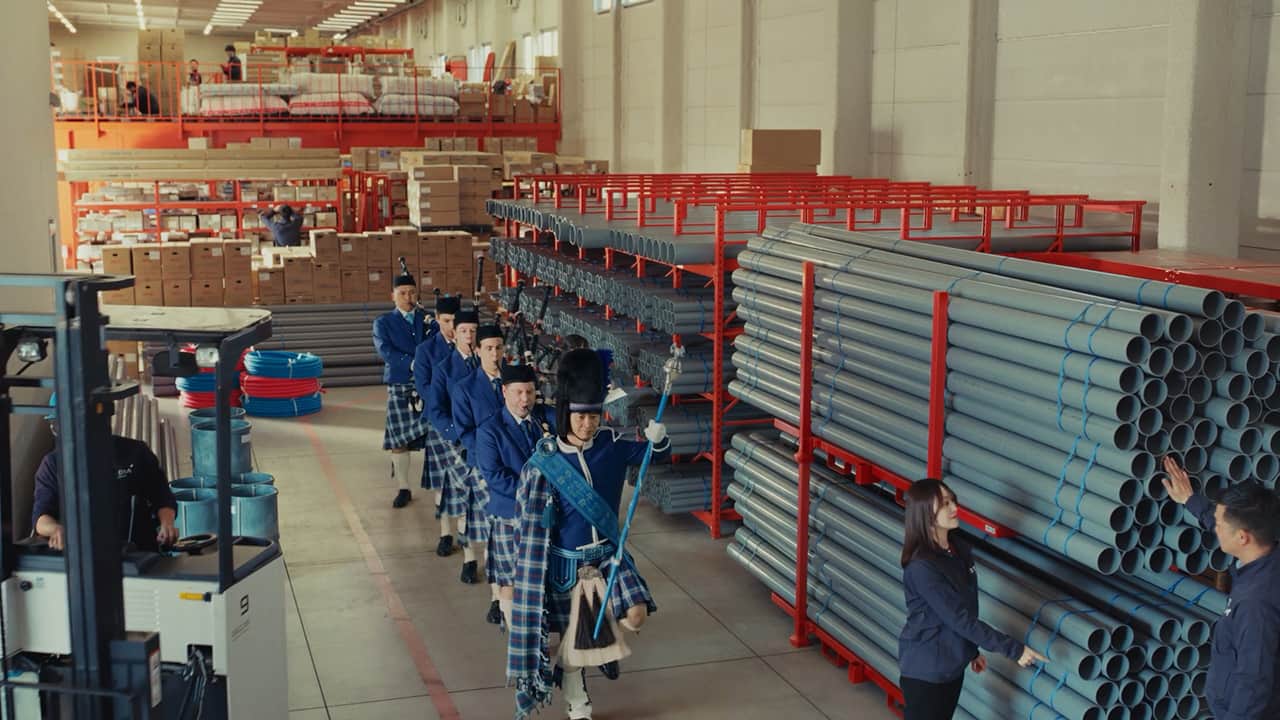 SNSで話題沸騰の渡辺パイプCM