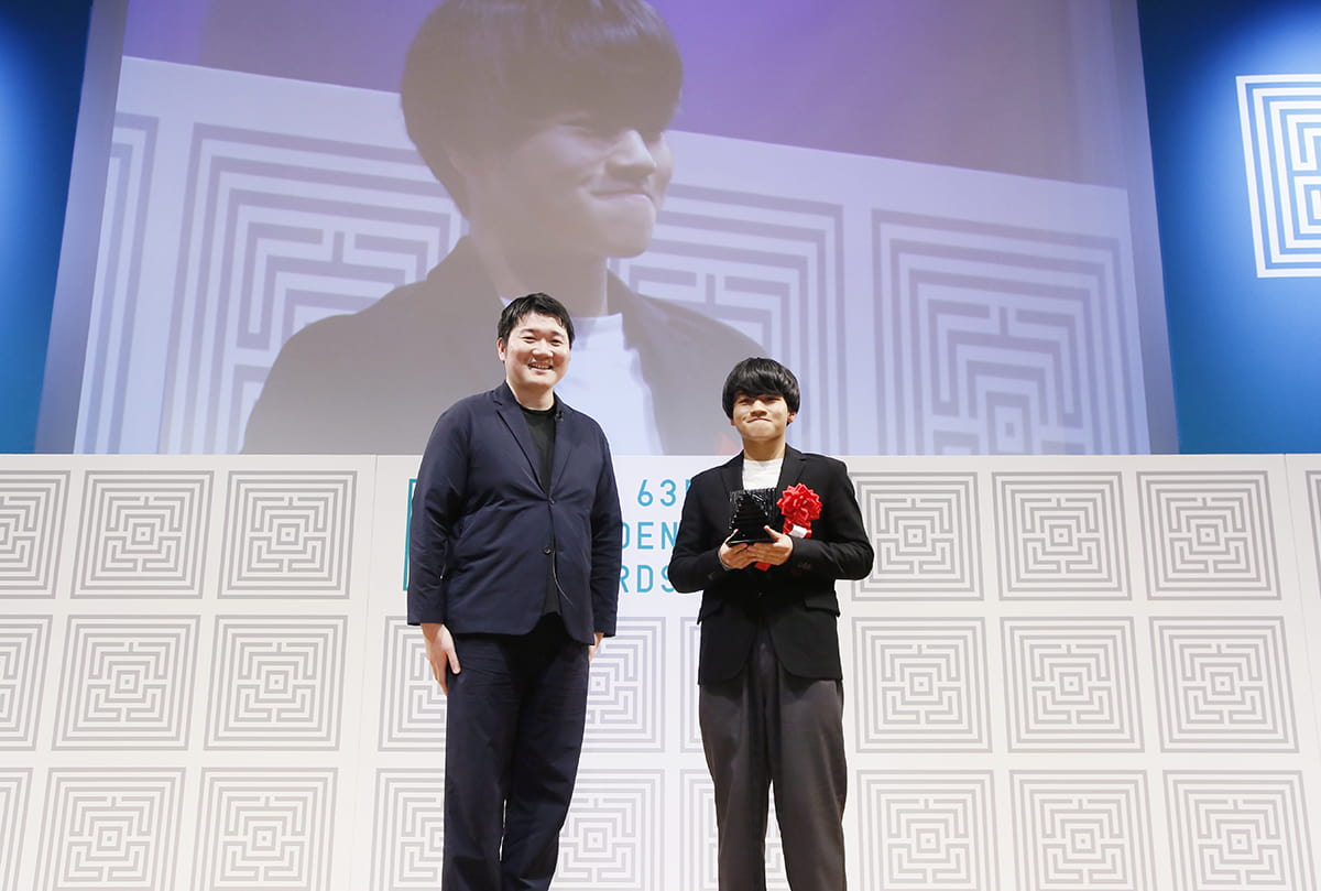 宣伝会議賞 中高生部門の審査員長の阿部広太郎氏とグランプリ受賞の溝部雄己さん