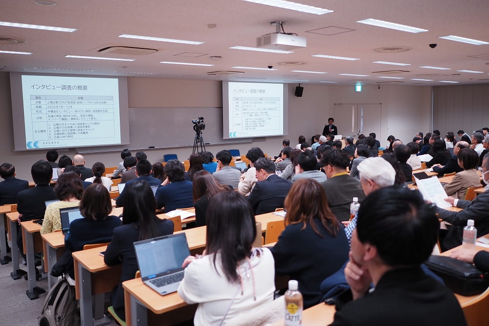 シンポジウムの様子。学会員以外の実務家も多数参加しており、「経営と広報」への関心度の高さがうかがえる。