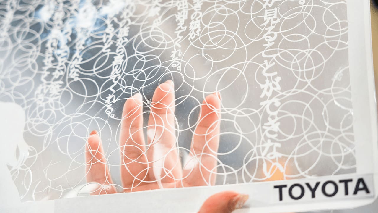 トヨタの切り絵広告に見る手仕事の魅力