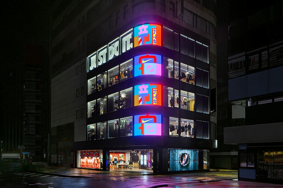 新宿駅のガムテープ文字がナイキに 新店舗オープンを彩る修悦体の力