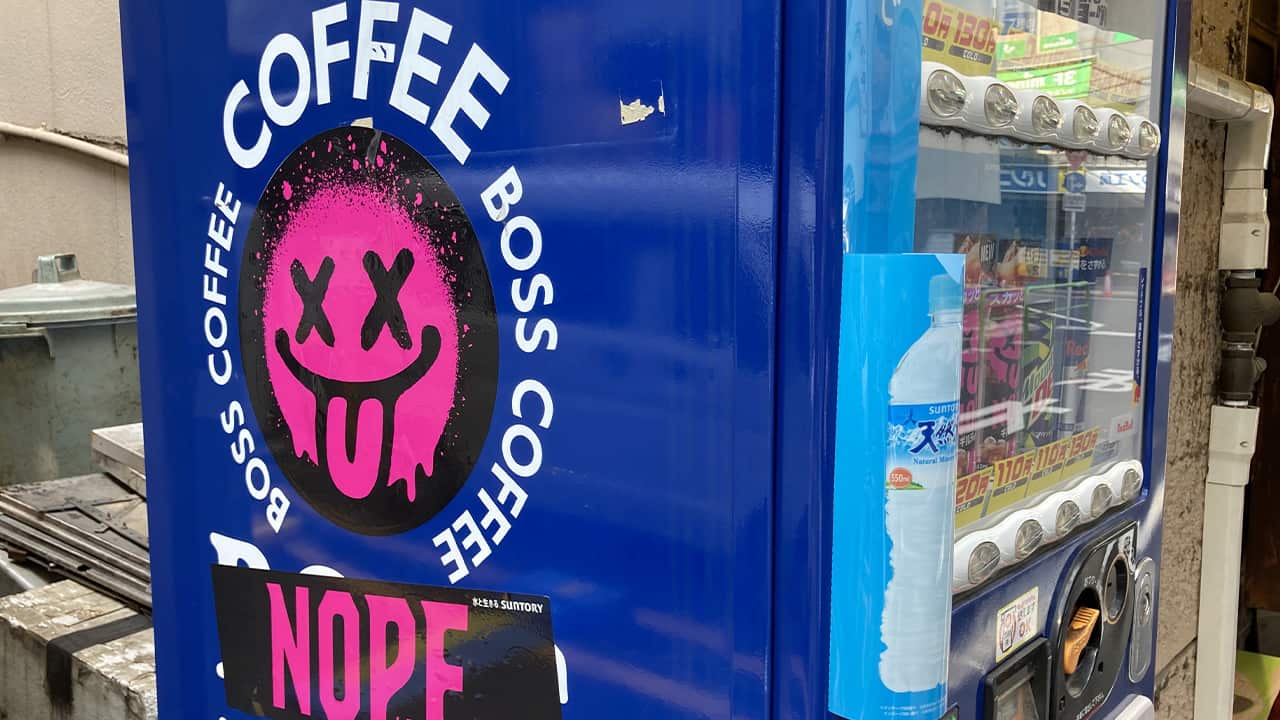 まさかの “事前確認なし” 「NOPE」に上書きされたBOSS自販機、事後報告