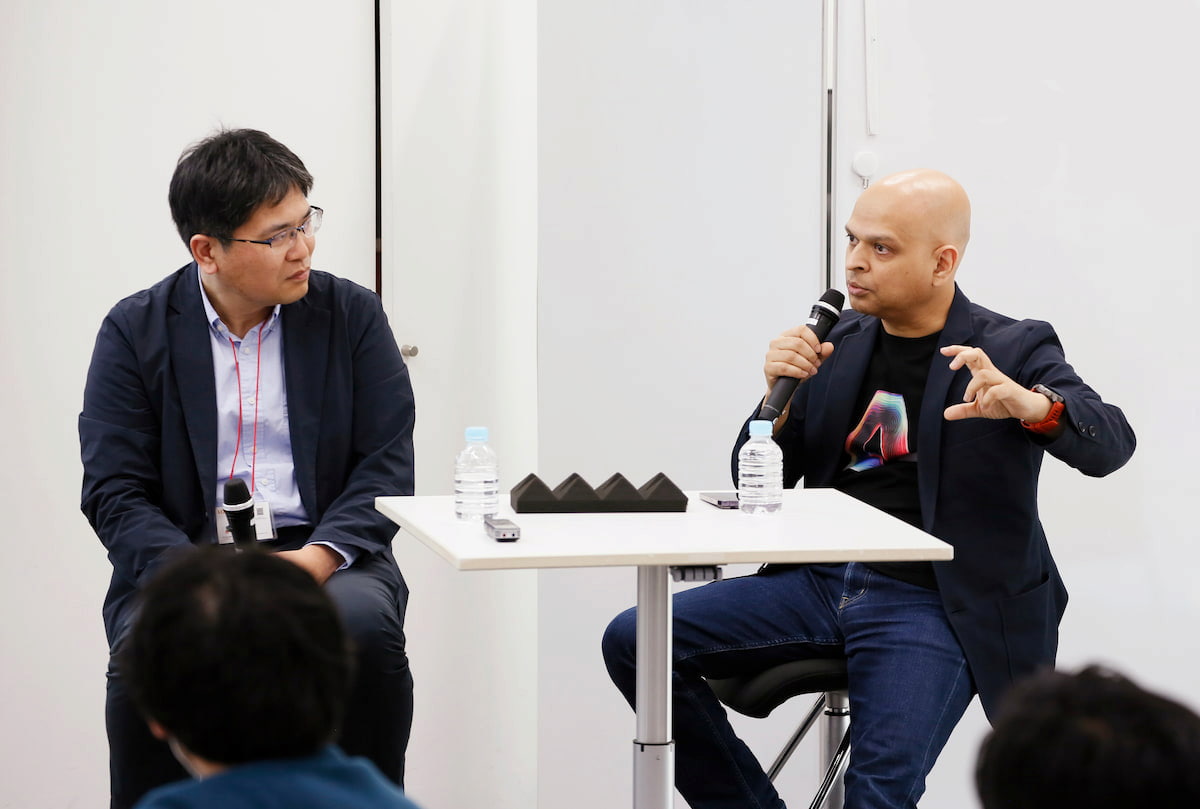 写真 LIXILの安井氏(左)とアドビのプラブネ氏(右)