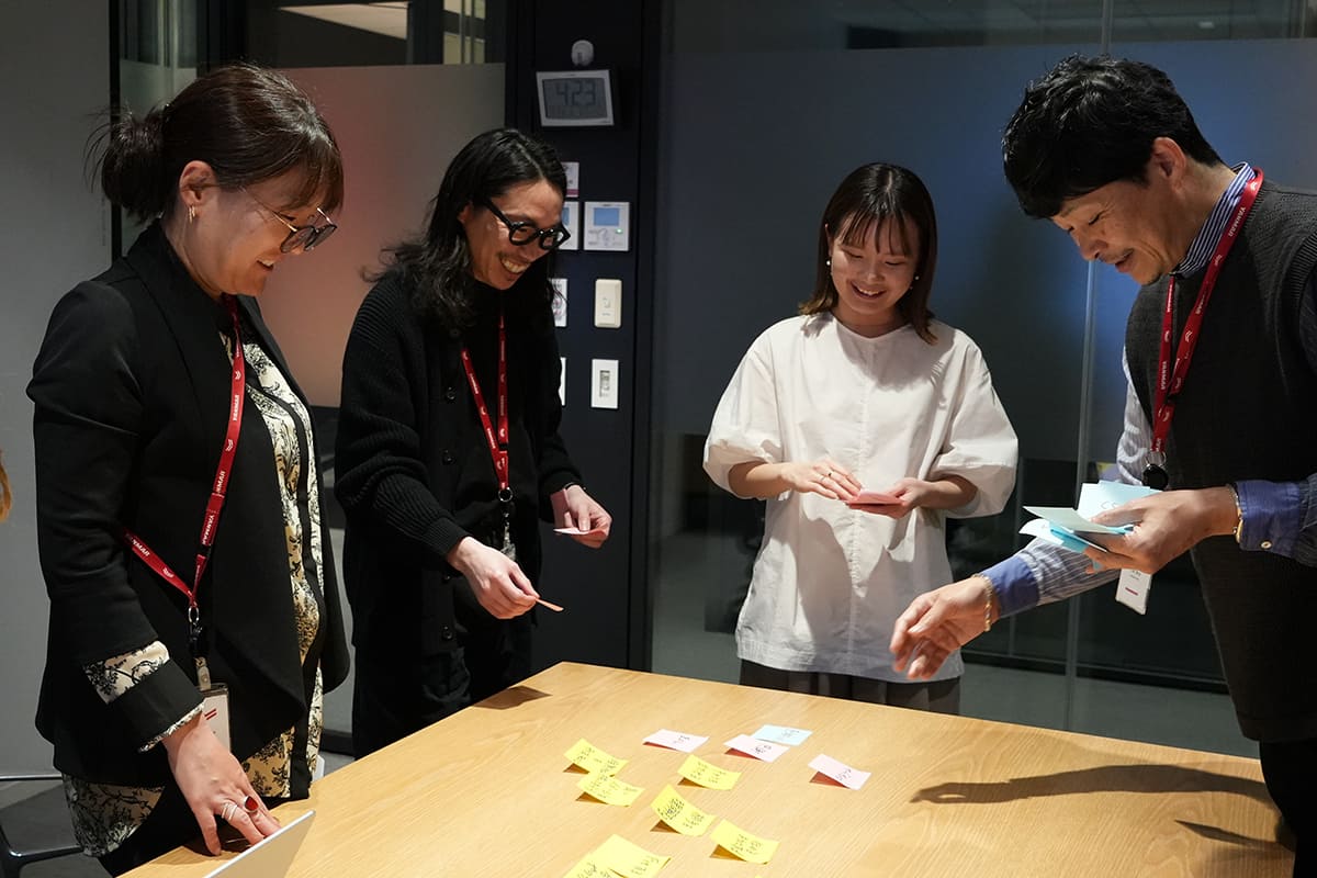 実際のワークショップの様子(左)。1日目は「好きなアーティストは?」など、誰もが楽しみながら回答できるテーマから議論が始まり、最後は自分たちで楽曲を制作。約1カ月後の2日目では、これまでの行動を振り返りMVVをもとに自分だけの創作ストーリーをつくることで、さらなるMVVの浸透を図る。その後もメルマガなどを通じたフォローアップを実施。