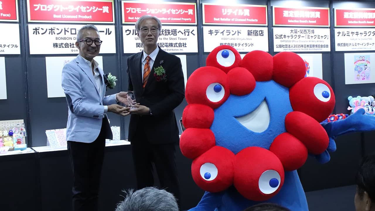 表彰式で登壇した髙科淳氏(中央)とミャクミャク