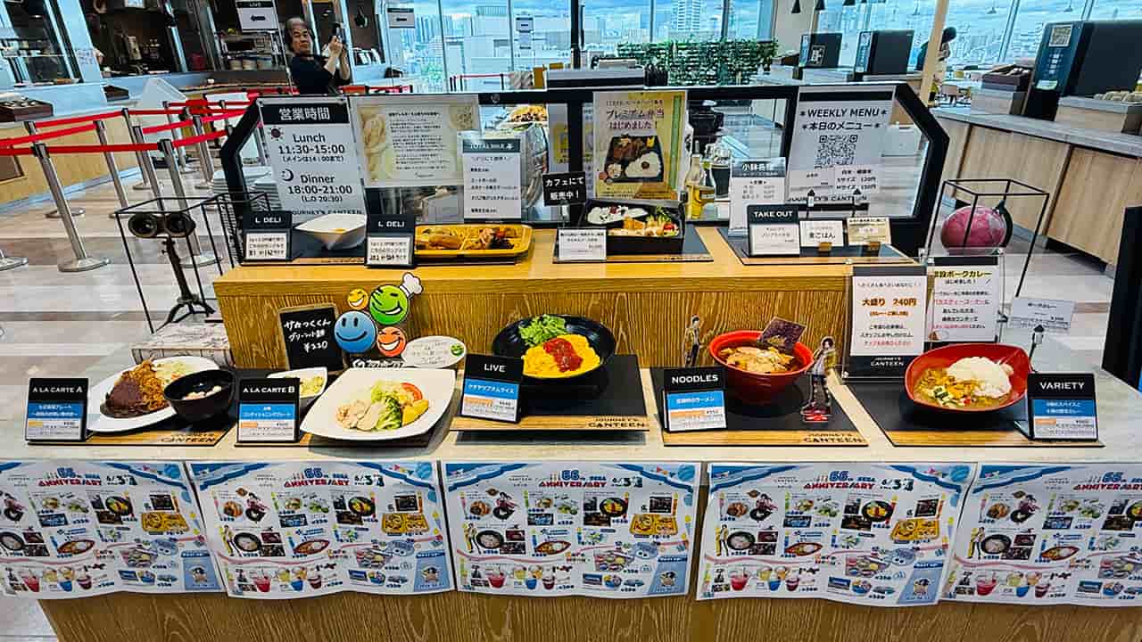 社員食堂入口にはコラボメニューのサンプルが並んだ。