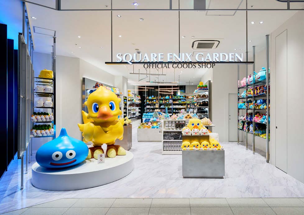 (上)渋谷サクラステージにあるオフィシャルグッズショップ「SQUARE ENIX GARDEN」。スライムとチョコボの像を目印にすることで、遠くから見てもスクウェア・エニックスの店舗だとわかりやすくしている。© SQUARE ENIX (下)『ドラゴンクエスト』と「カラオケパセラ」のコラボレーションバー。ゲーム内の冒険者たちが仲間を求めて集まる“出会いと別れの酒場”である「ルイーダの酒場」をモチーフにしており、ゲーム内の呪文やアイテムをモチーフにしたオリジナルフードやカクテルを楽しめる。 ©ARMOR PROJECT/BIRD STUDIO/SQUARE ENIX