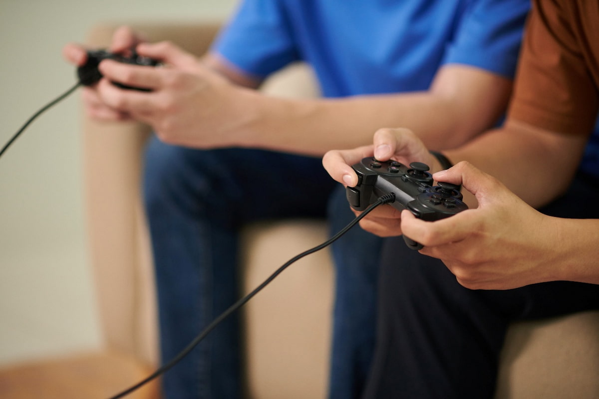 写真 ゲームをしている手元のイメージ画像