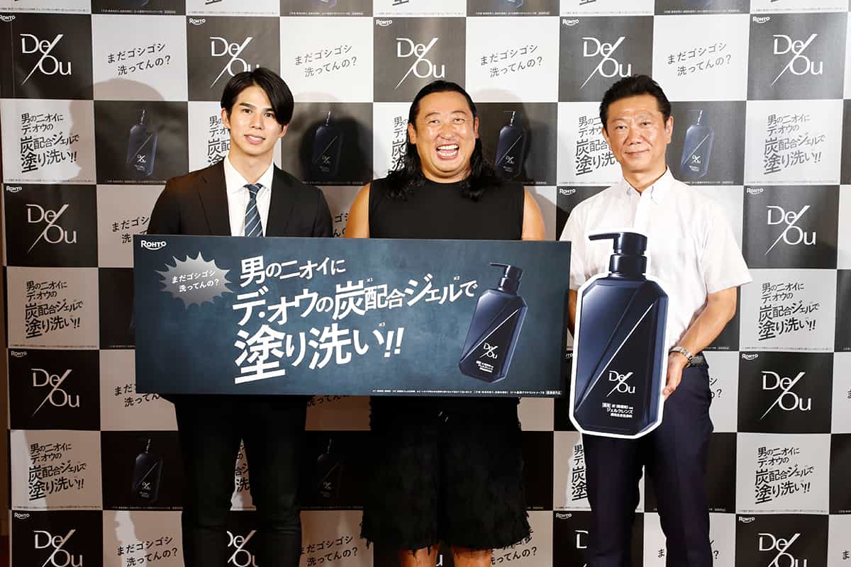 (左から)鶴田浩一氏、ロバートの秋山竜次さん、全国公衆浴場業生活衛生同業組合連合会の佐伯雅斗氏。