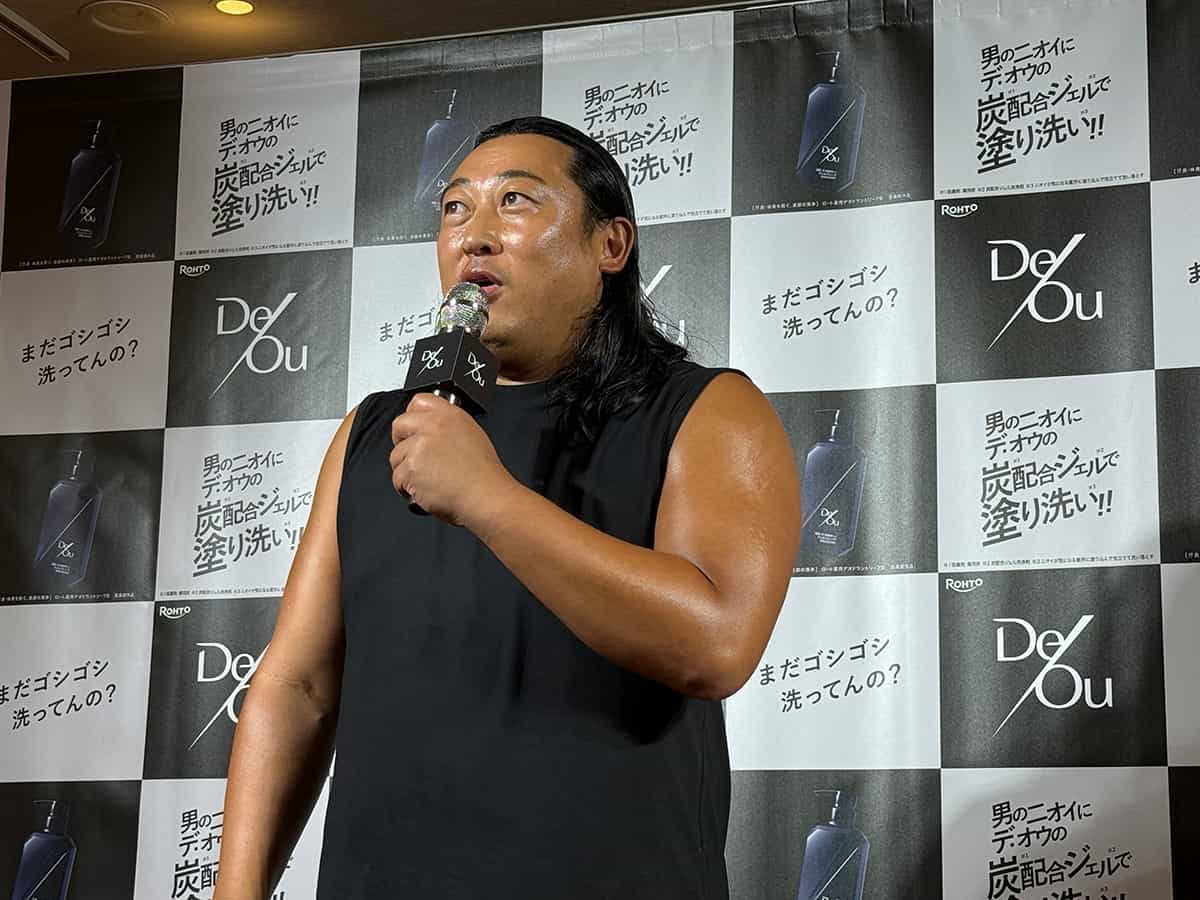会場には、加齢臭の原因物質とされる2-ノネナールを薄めた小瓶も用意された。実際に匂いを嗅いだ秋山さんは「カメムシみたいな匂い」と表現。