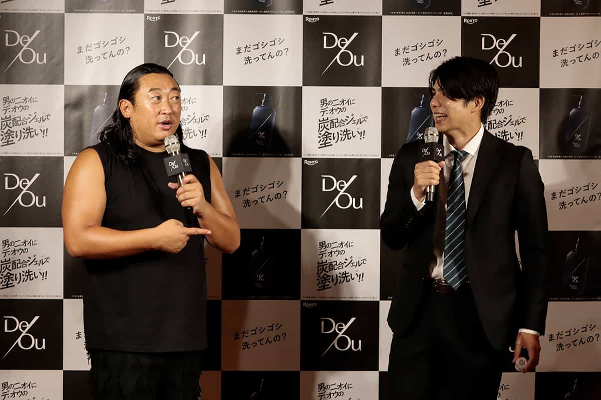 会場には、加齢臭の原因物質とされる2-ノネナールを薄めた小瓶も用意された。実際に匂いを嗅いだ秋山さんは「カメムシみたいな匂い」と表現。
