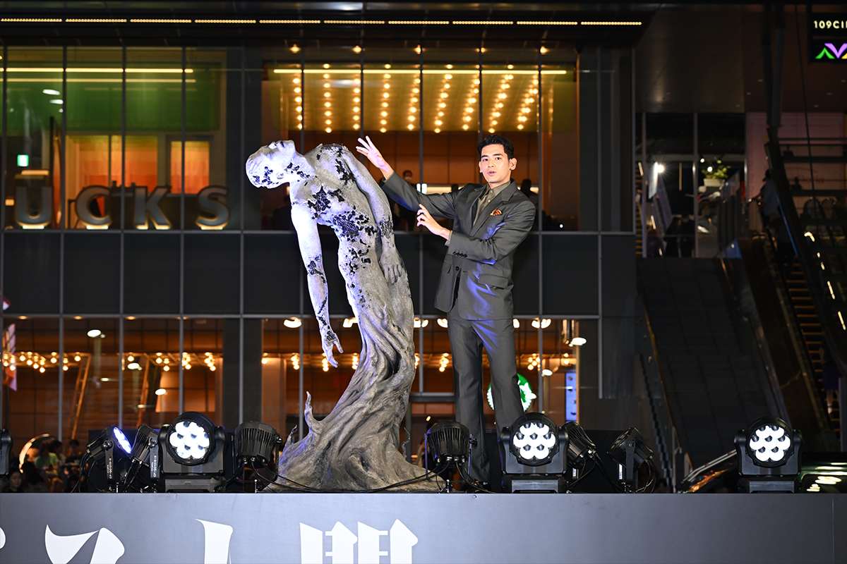 イベント当日はガス人間役のUTAも登場。囲み取材に対応した。
