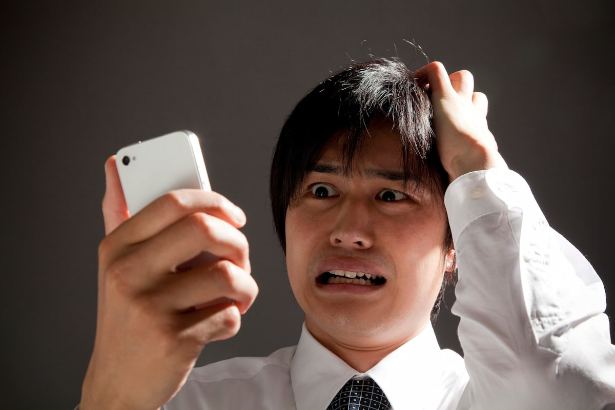 写真 困惑している男性のイメージ画像