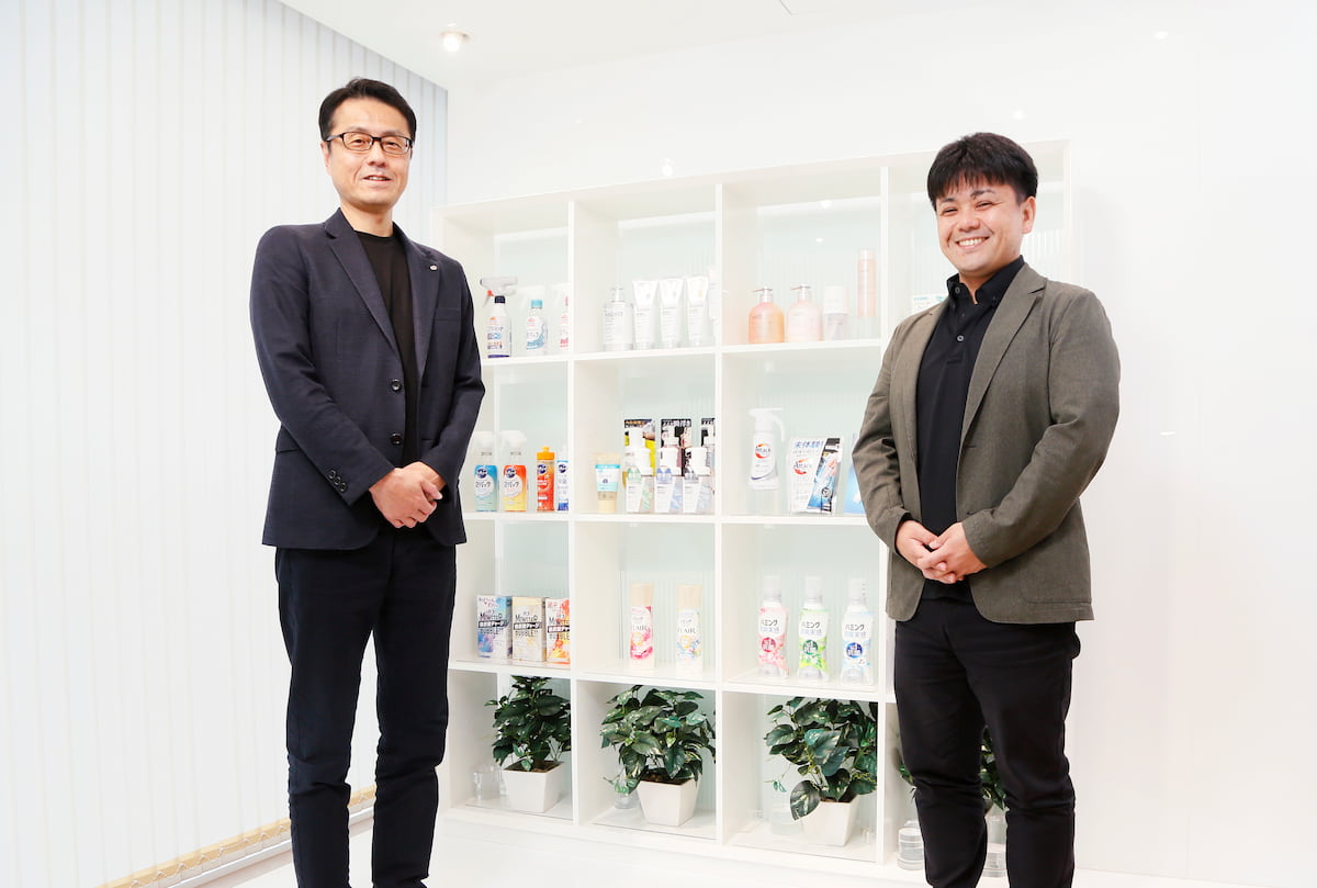 写真 花王の佐藤満紀氏とヴァリューズの岩村大輝氏