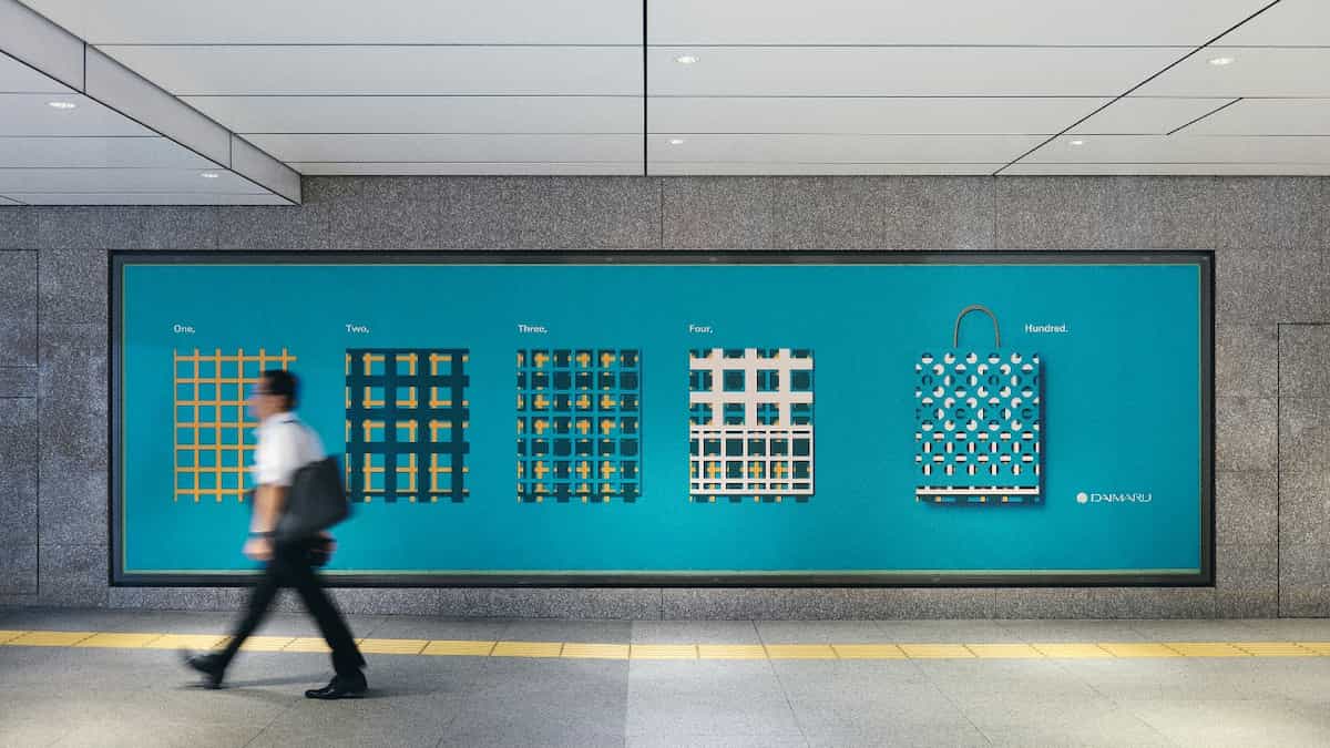 大丸松坂屋百貨店の新たなビジュアルアイデンティティ「百様図」を用いた企業広告。全国15店舗の最寄り駅でも展開し、地域と店舗の接点をつくった。杉田氏は、「引き算の美学」とし、丁寧につくられた表現だと評価した