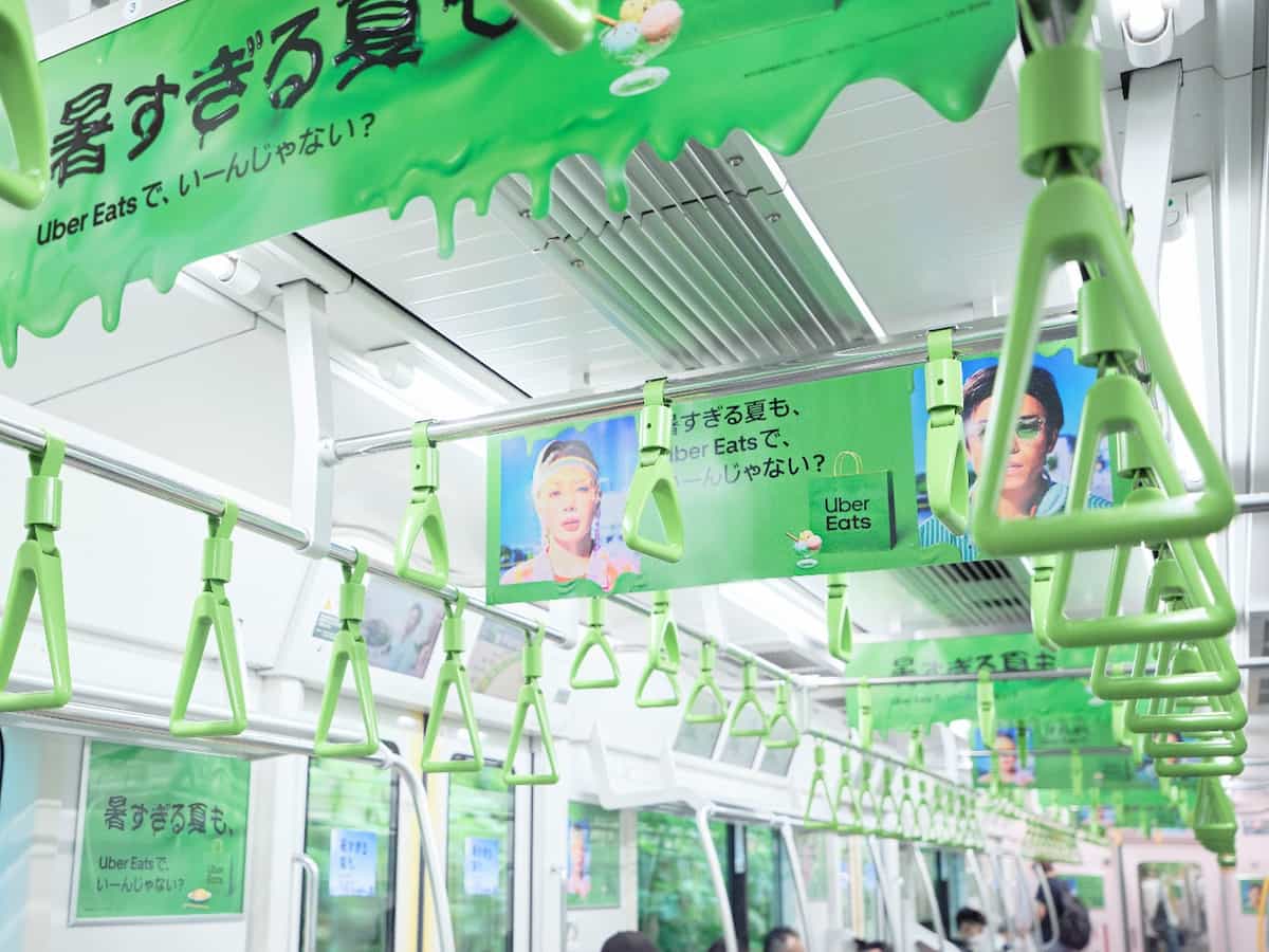 冬は半透明のフィルムで車内を結露したように見せ、夏はブランドカラーの緑が溶け出すような立体表現を展開。