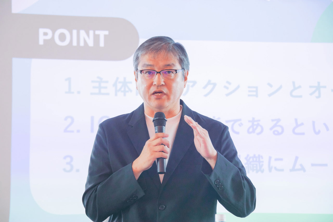 写真 人物 「インターナルコミュニケーション研究会」のアドバイザーを務める岡部一志氏