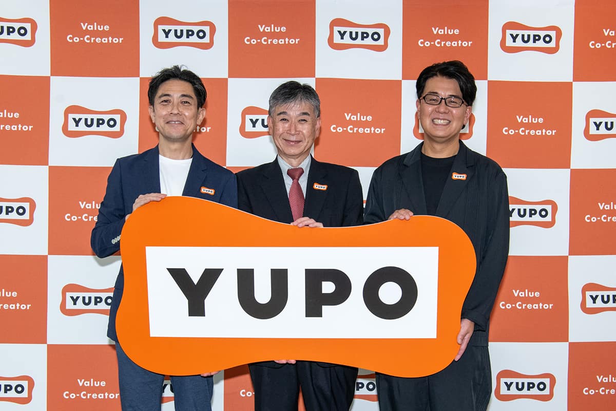 (写真左から)戦略企画本部長の宮口卓也氏、代表取締役社長の内藤勝弘氏、エイトブランディングデザイン西澤明洋氏。