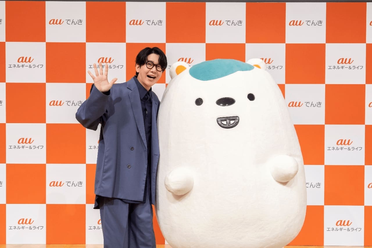 写真 auでんき10周年プロジェクト メディア発表会に登壇した声優・花江夏樹さん、るんるんるんも