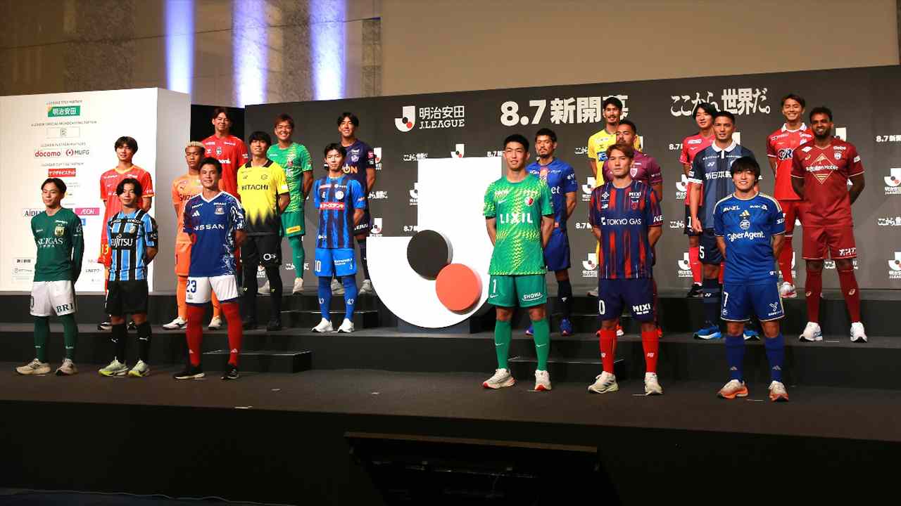 開幕イベントに出席した選手たち。約10年間欧州でプレーした川崎フロンターレの伊藤達哉選手は「日本の夏はとにかく暑い。試合の強度が下がれば、試合のレベルが下がるのと一緒」と話し、シーズン移行で「強度の高い試合が増える」ことに期待を示した