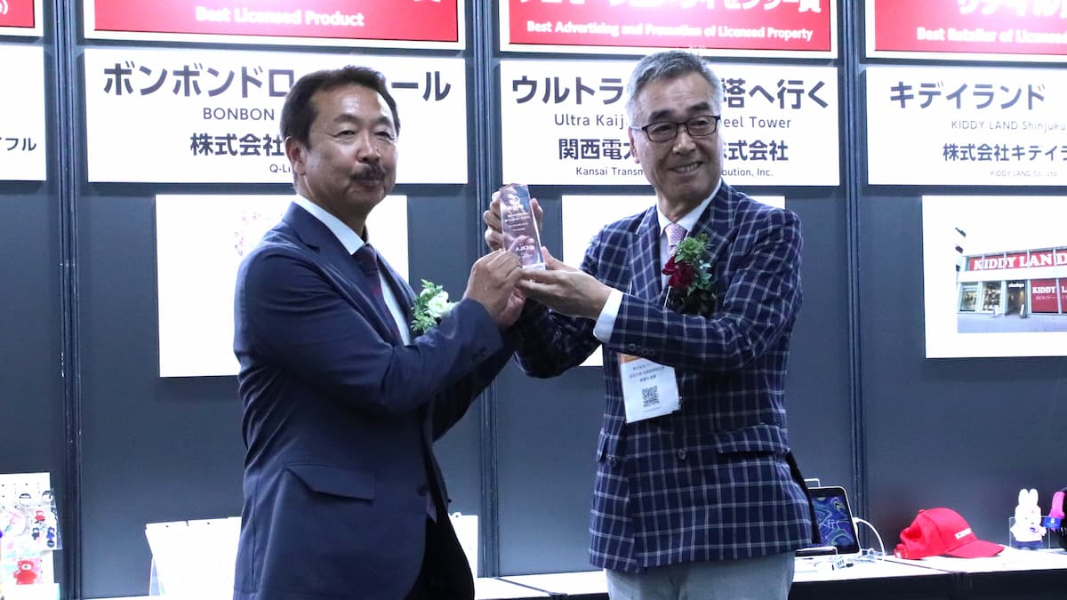 「日本キャラクター大賞2026」の表彰式に登壇したクーリアの衣目川政男社長(右)
