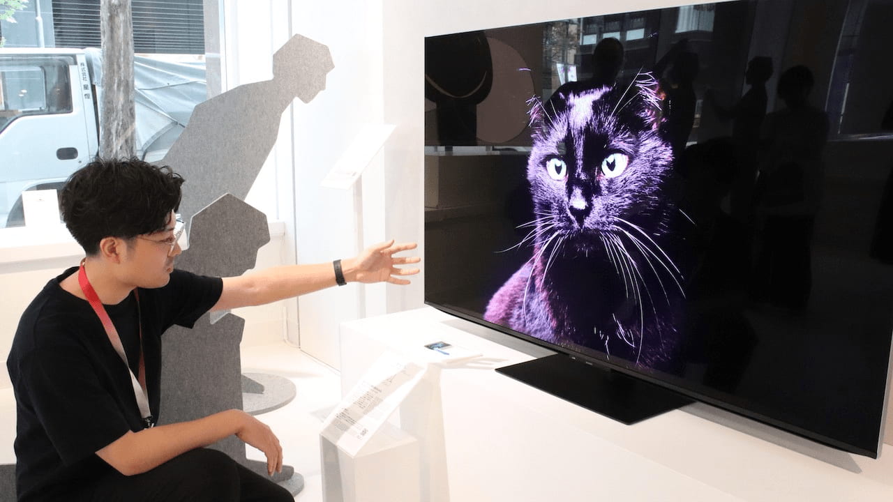 写真 人物 テレビのデザインについて解説するデザイナーの古井翔真氏