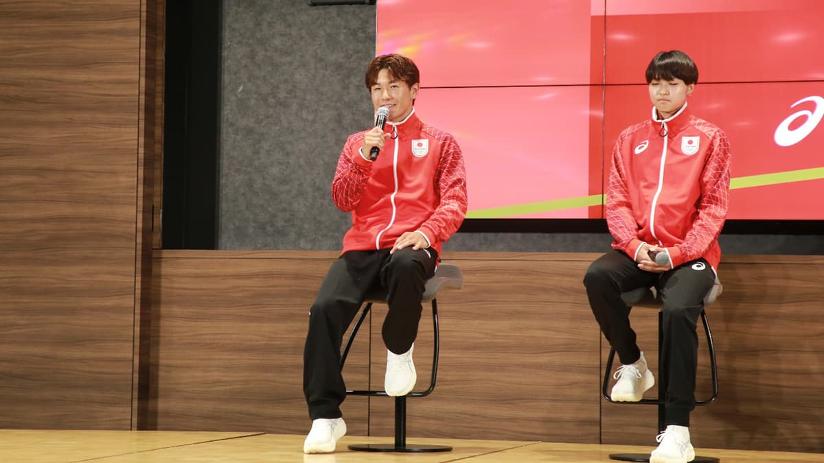 Shigekixこと半井重幸選手(左)は、ウェアを「太めのデニム」「キャップ」と合わせる着こなし