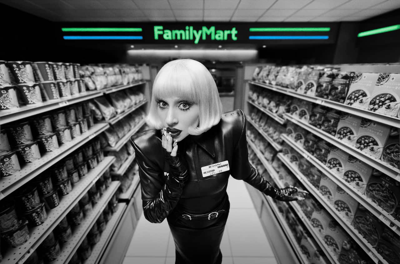 写真 レディー・ガガを起用したスタッフ募集CM「ファミマではたらく?」篇