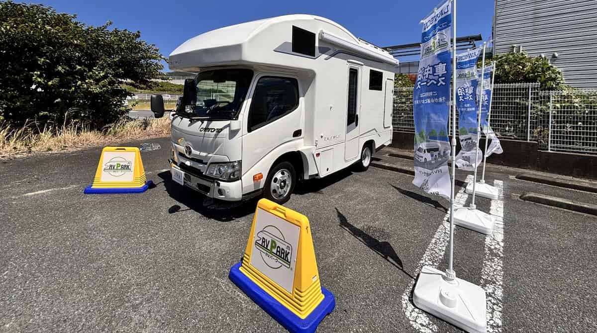 民泊に暗雲、車中泊に光明?駐車場を貸し出す新たな宿泊スタイルが普及